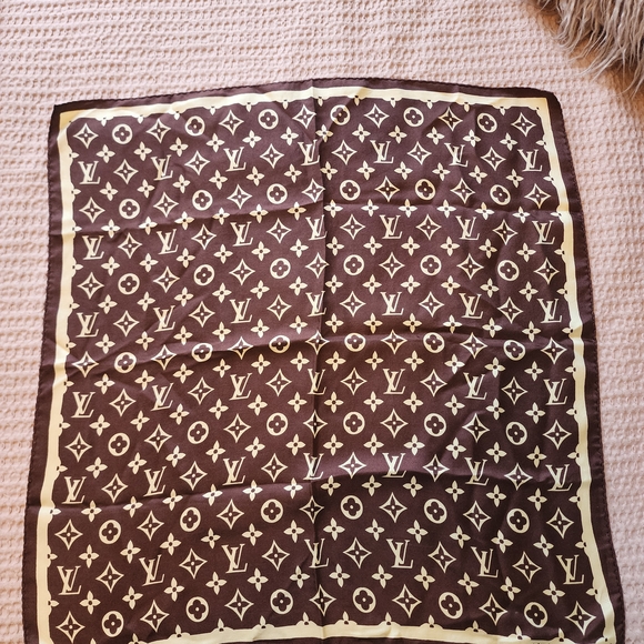 Louis Vuitton Monogram Brown and Cream Designer Scarf - Picture 5 of 7